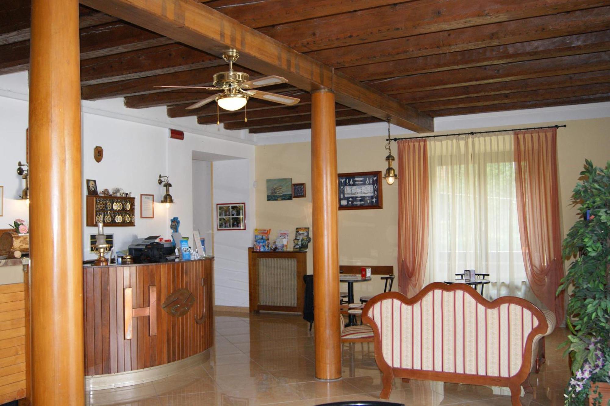 Hotel Johnson Peschiera del Garda Bagian luar foto