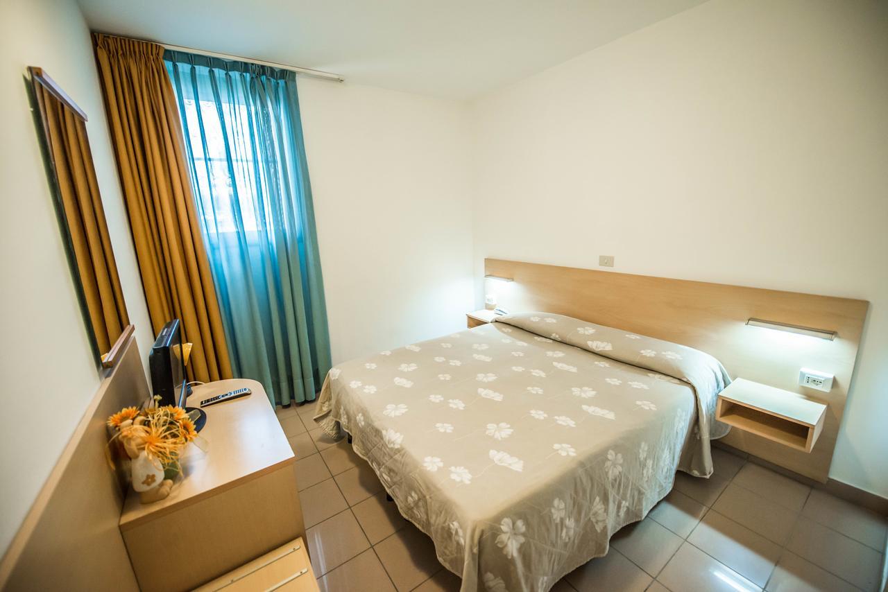 Hotel Johnson Peschiera del Garda Bagian luar foto