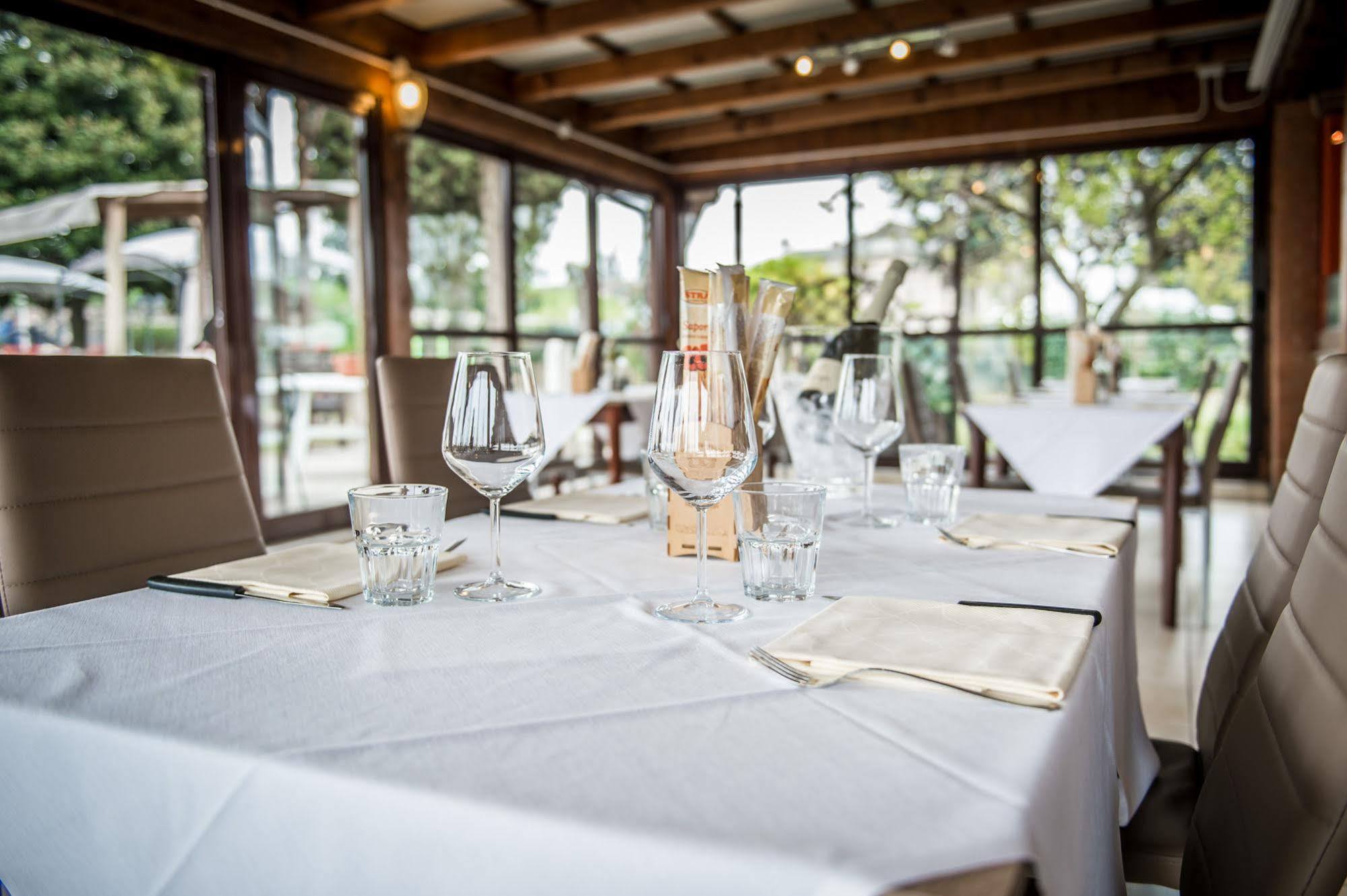 Hotel Johnson Peschiera del Garda Bagian luar foto