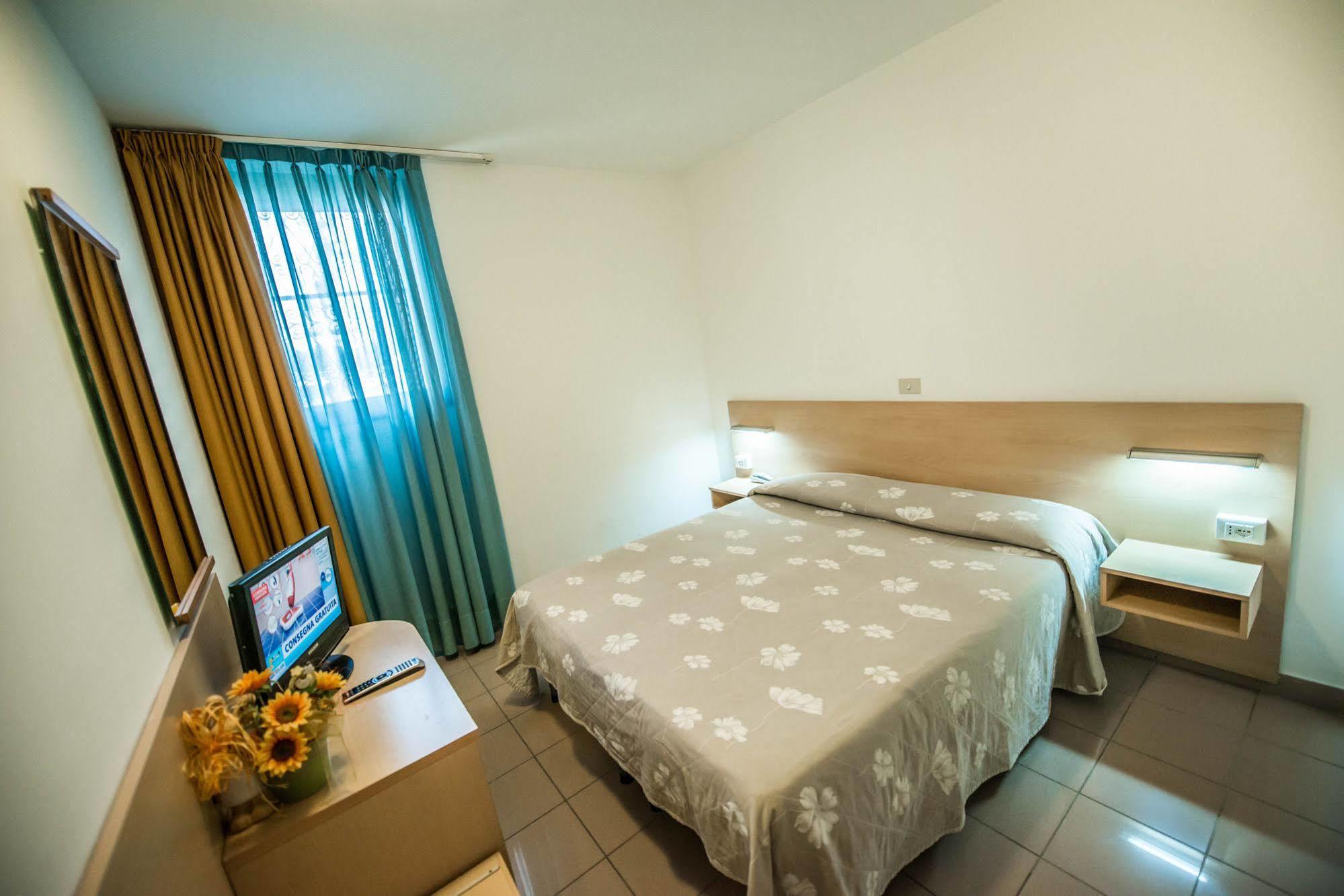 Hotel Johnson Peschiera del Garda Bagian luar foto