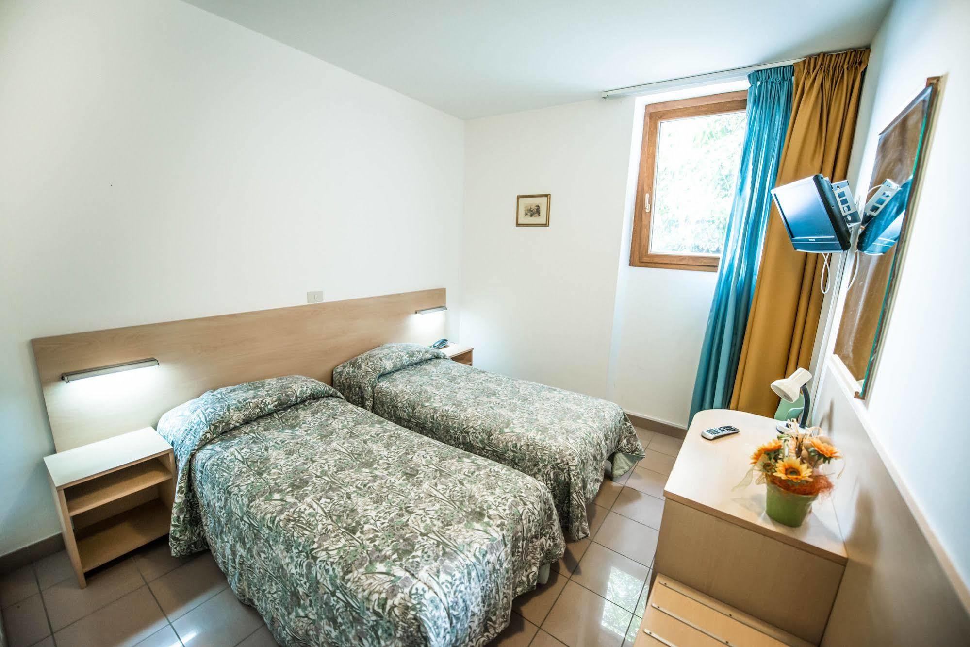Hotel Johnson Peschiera del Garda Bagian luar foto