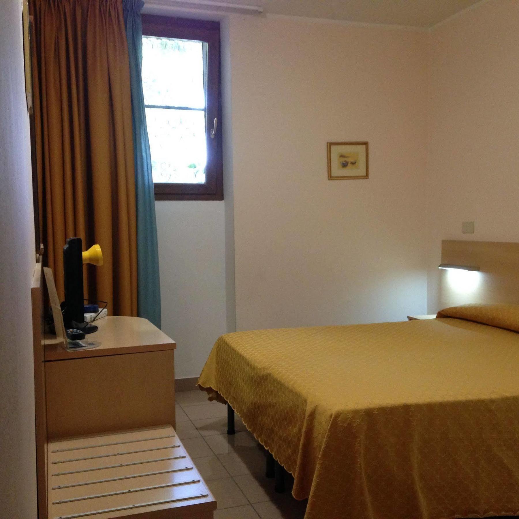 Hotel Johnson Peschiera del Garda Bagian luar foto