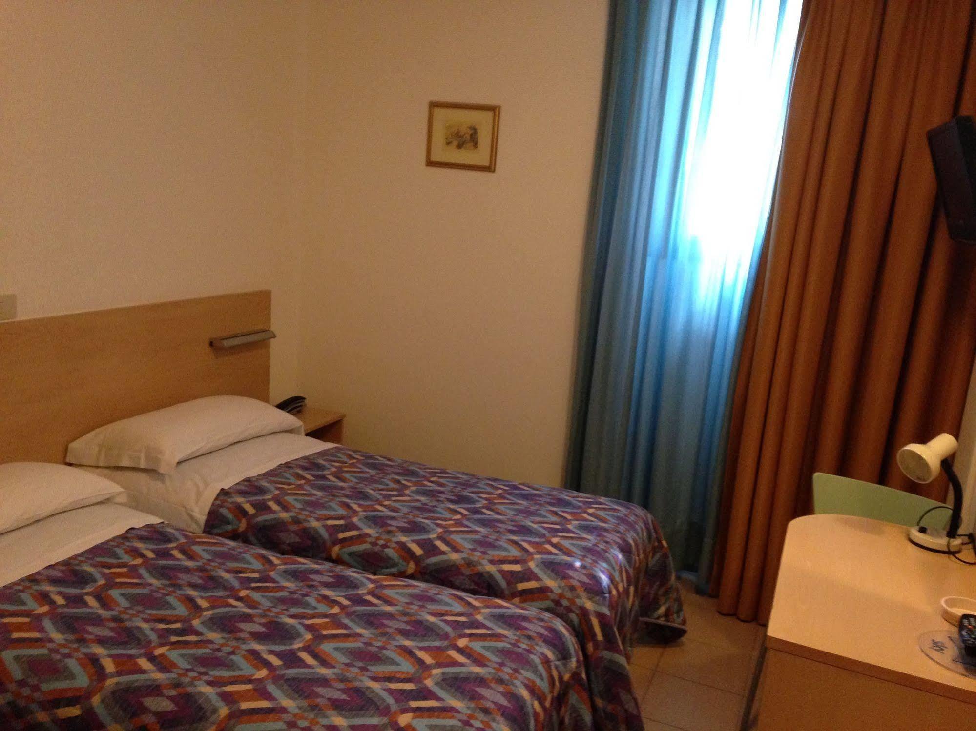 Hotel Johnson Peschiera del Garda Bagian luar foto