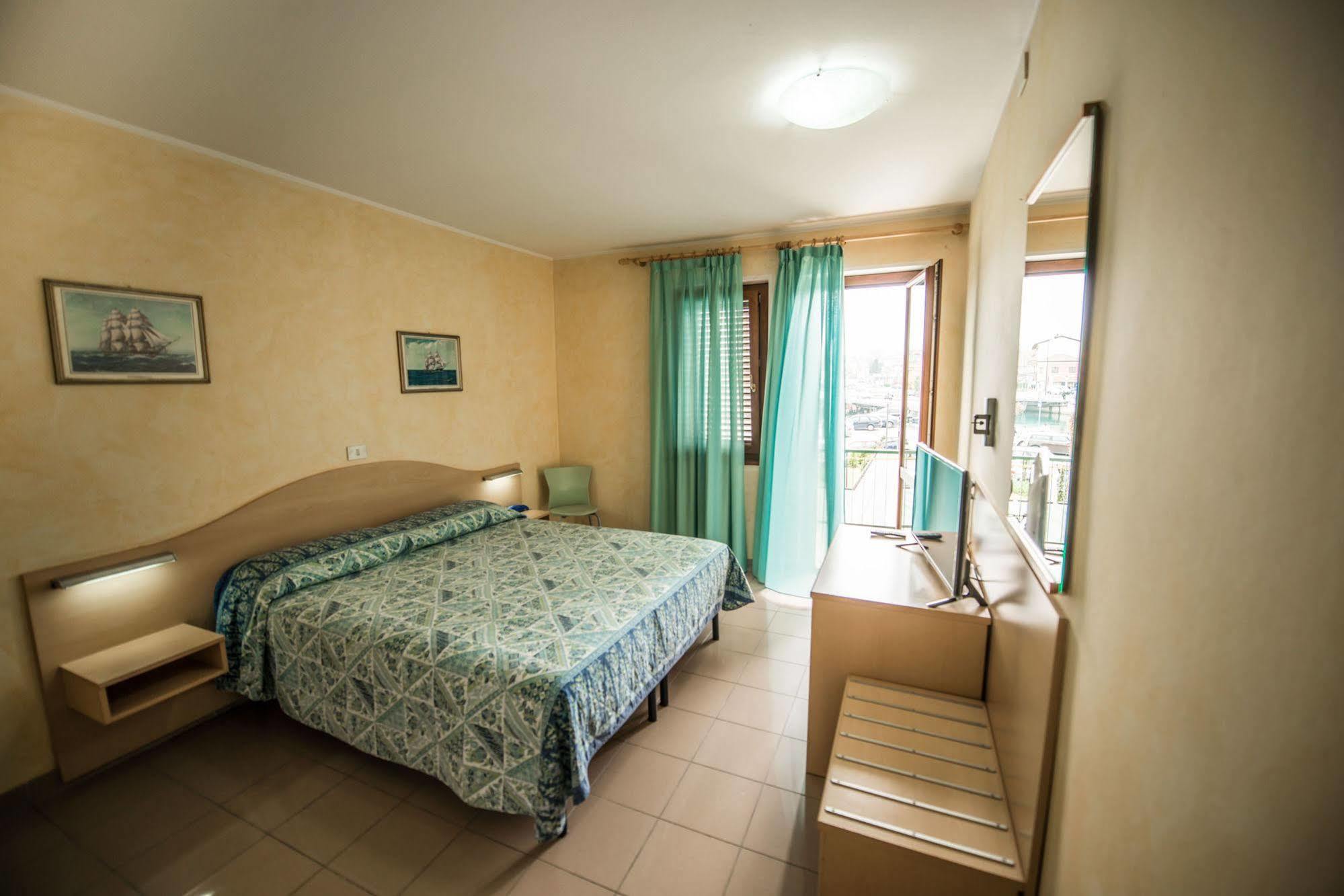 Hotel Johnson Peschiera del Garda Bagian luar foto