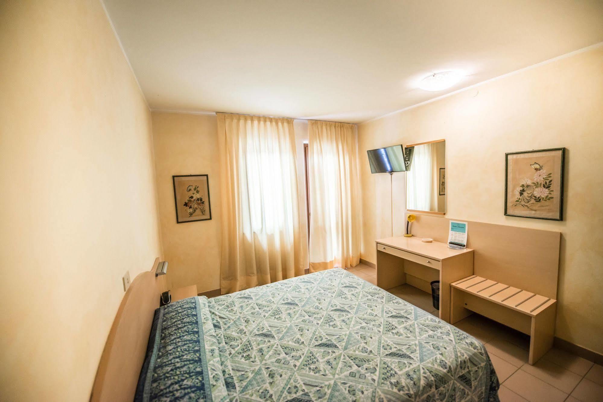 Hotel Johnson Peschiera del Garda Bagian luar foto
