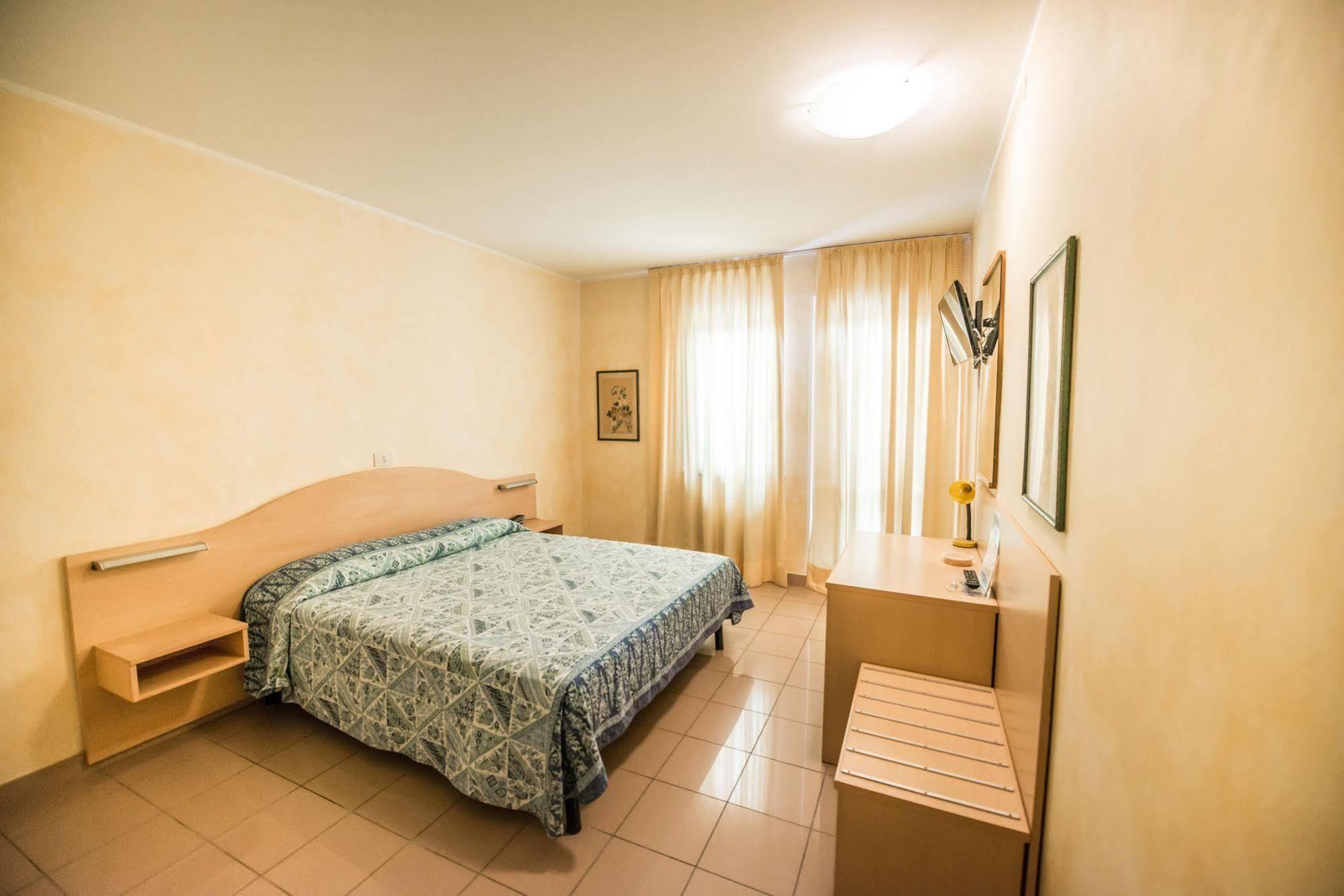 Hotel Johnson Peschiera del Garda Bagian luar foto