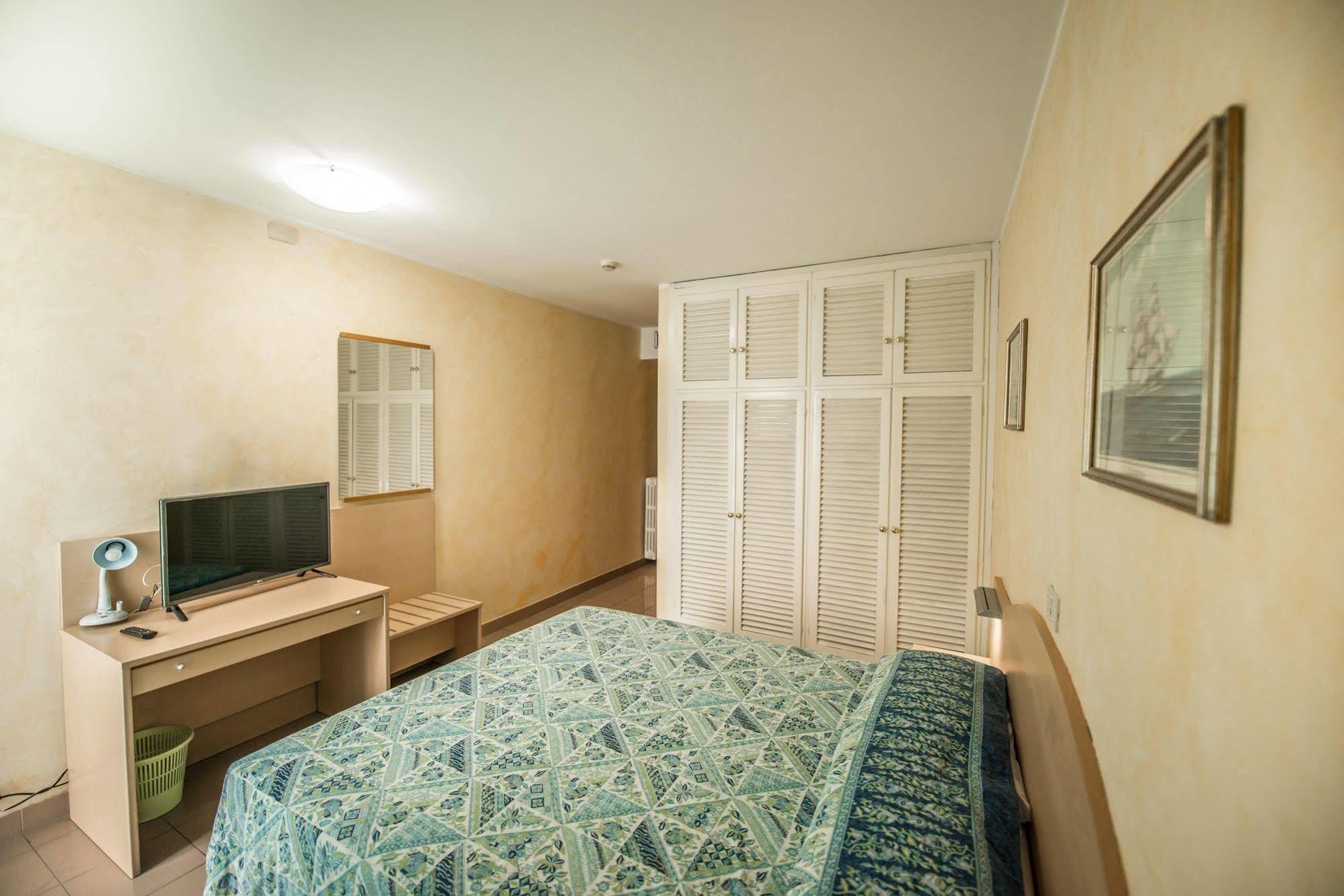 Hotel Johnson Peschiera del Garda Bagian luar foto