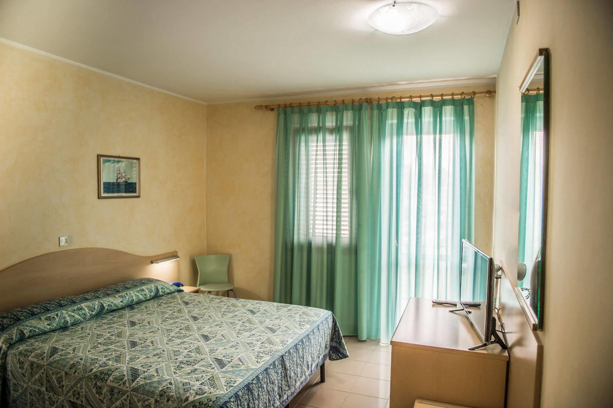 Hotel Johnson Peschiera del Garda Bagian luar foto