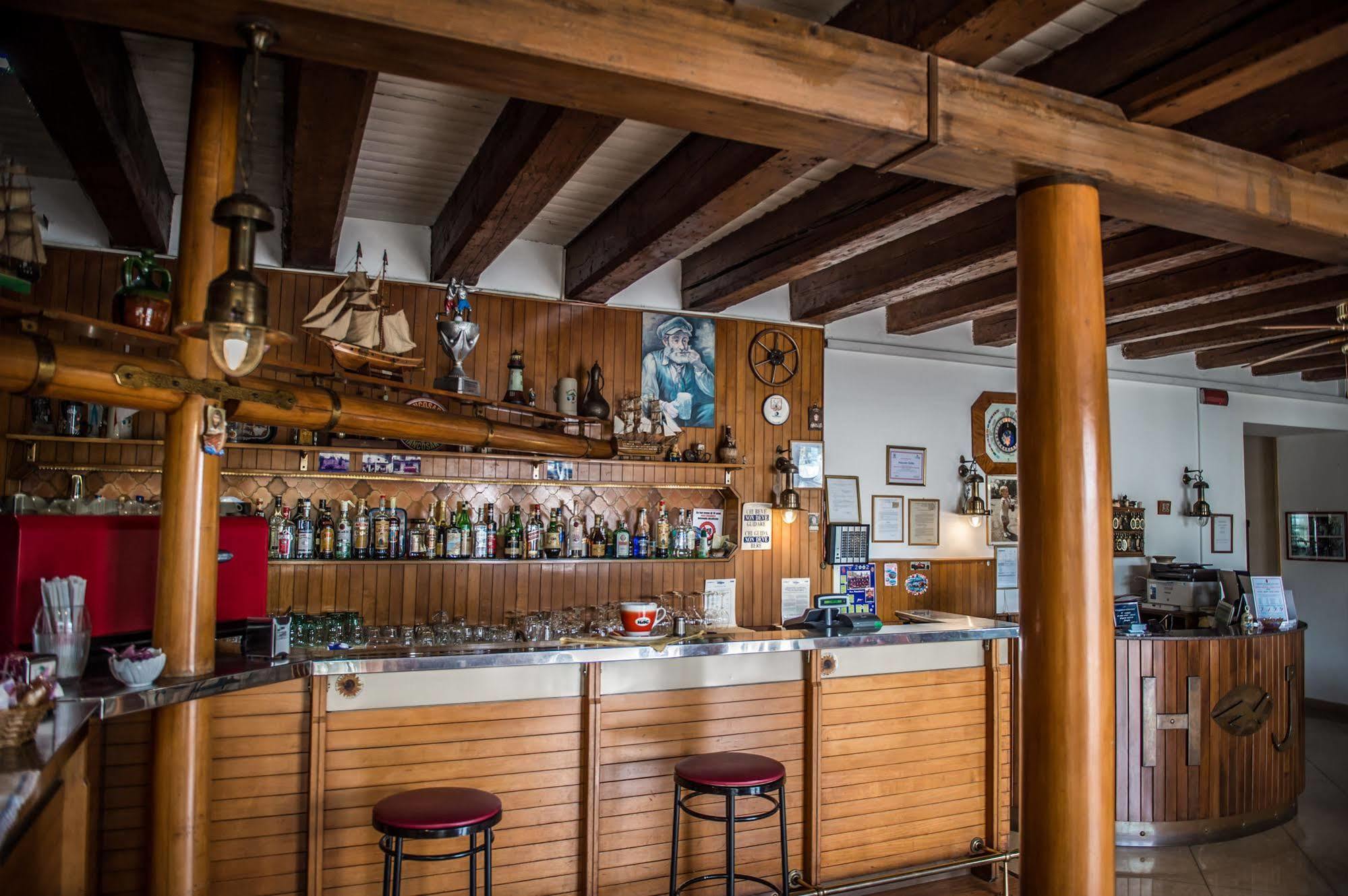 Hotel Johnson Peschiera del Garda Bagian luar foto