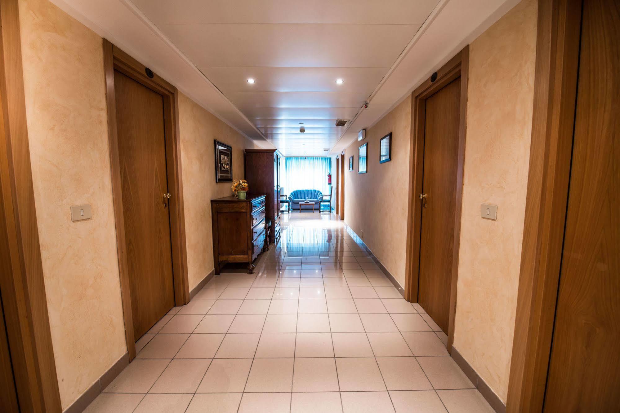 Hotel Johnson Peschiera del Garda Bagian luar foto